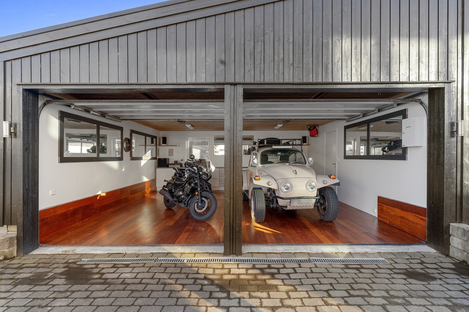 Isolert garasje med elektrisk port og tilhørende bod. Galleribilde