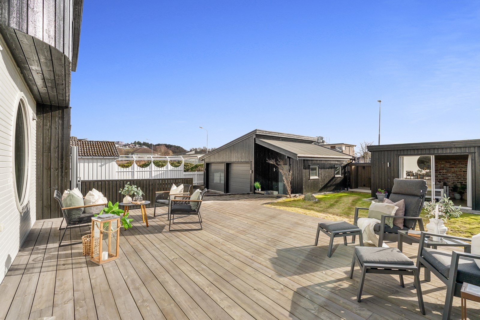 Enebolig med pent opparbeidet tomt på 888m2 med Stor markterrasse, plen, dobbel garasje samt hagestue og gjærde. Galleribilde