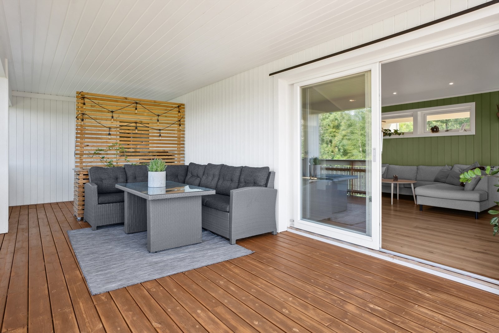 Veranda med utgang fra stuen i første etasje. Galleribilde