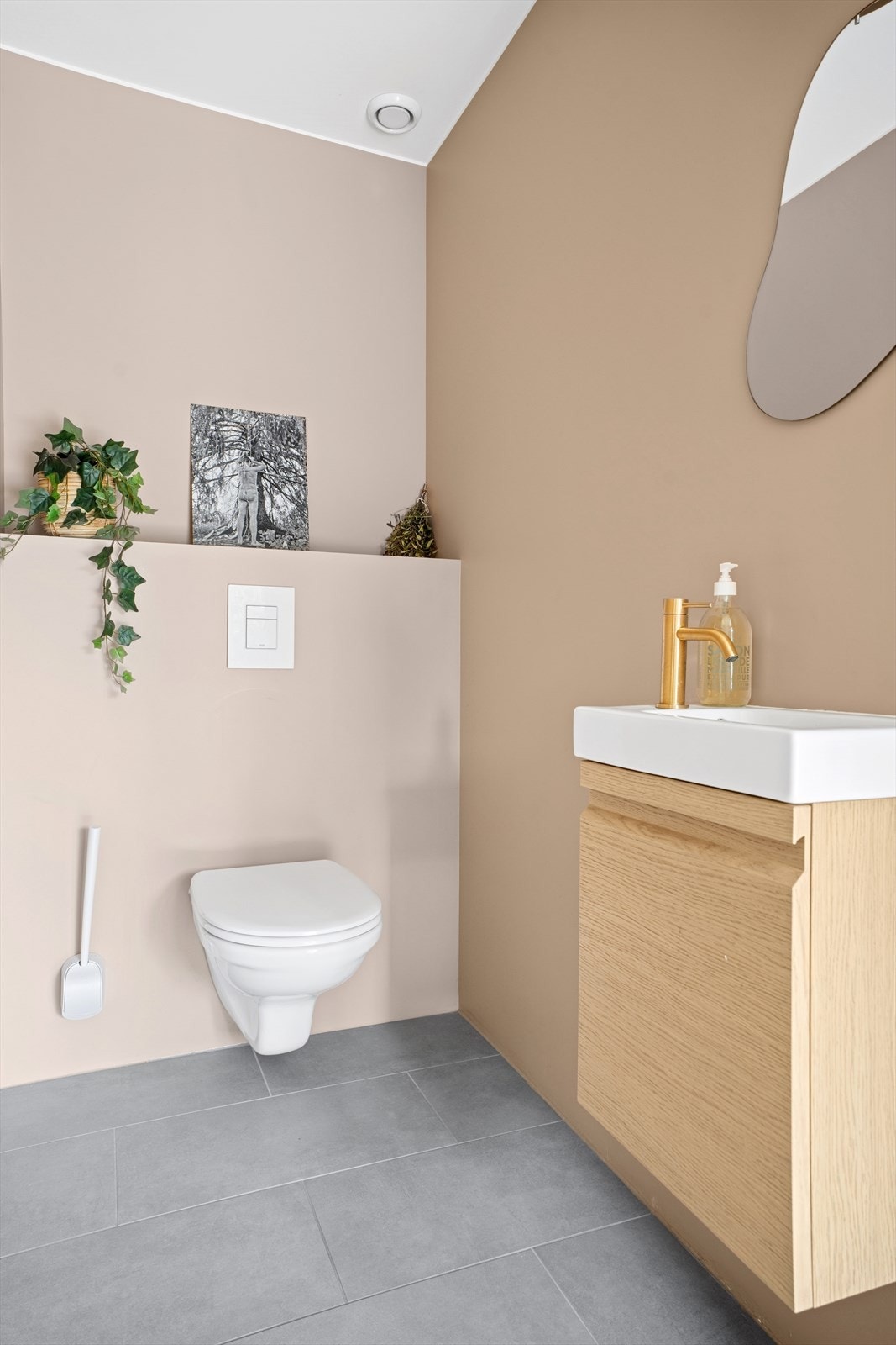 Gjestetoalett i boligens første etasje. Galleribilde