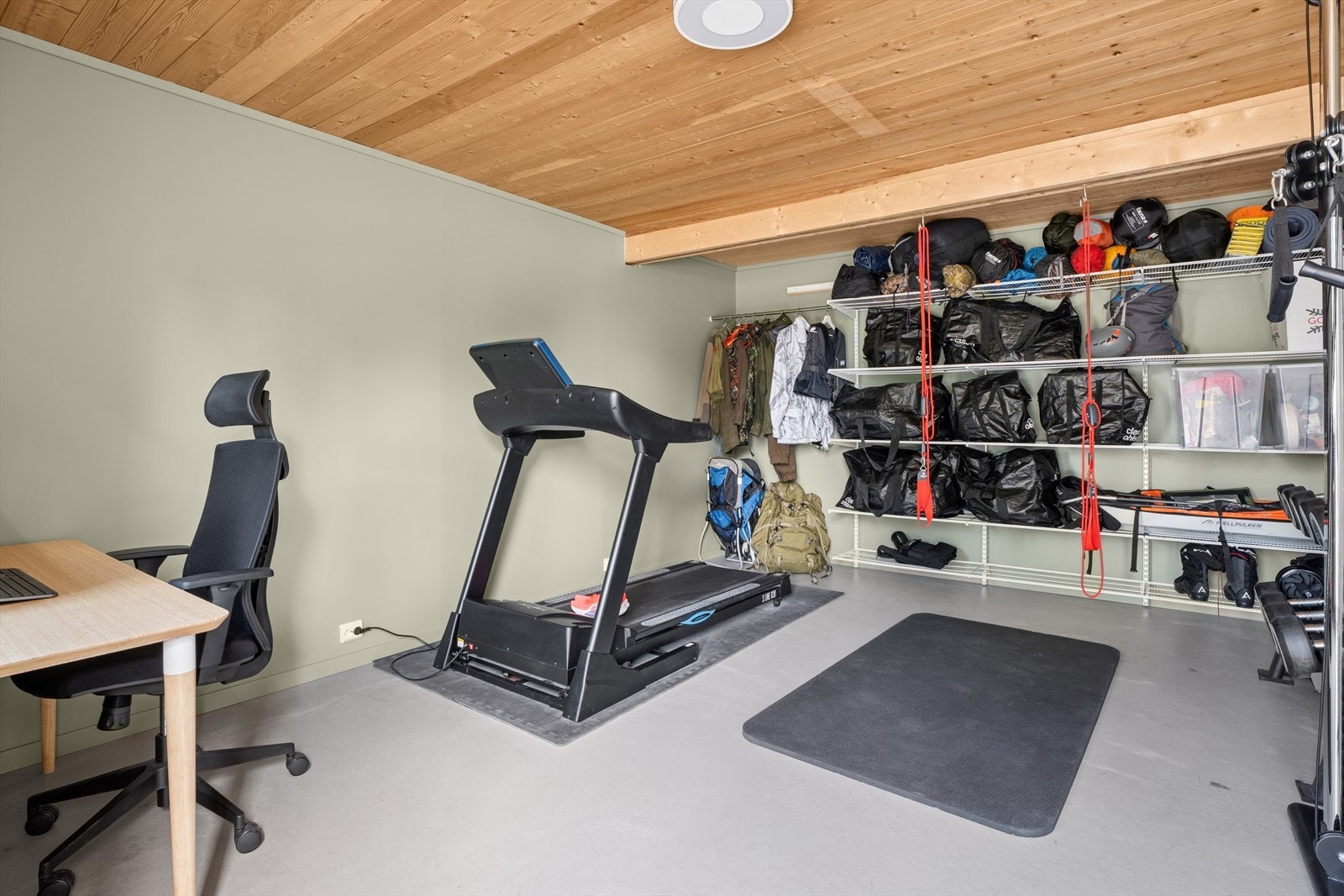 Det er flere lagringsrom og treningsrom i uthuset Galleribilde
