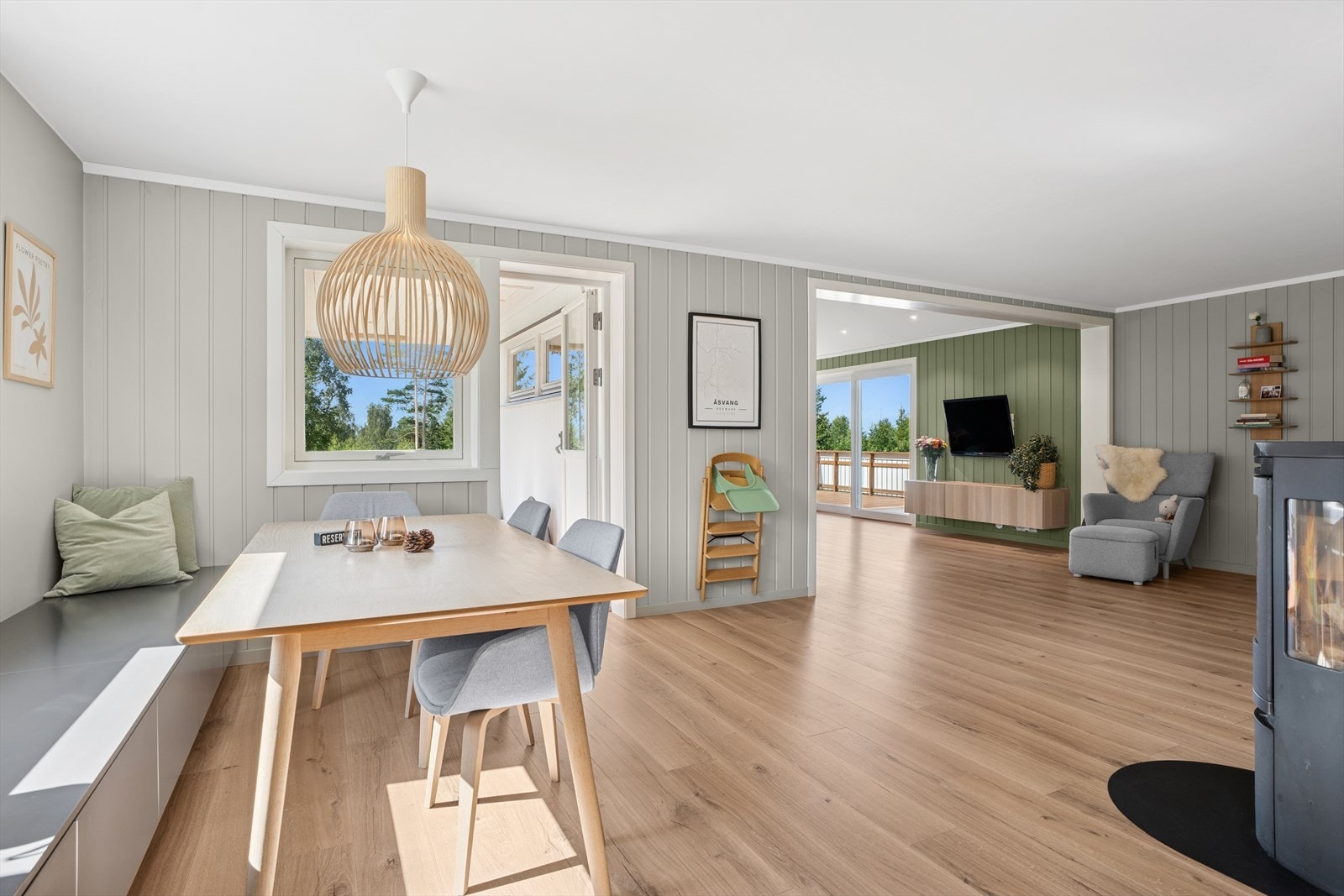 Åpen løsning til spisestue og kjøkken i boligens første etasje. Galleribilde