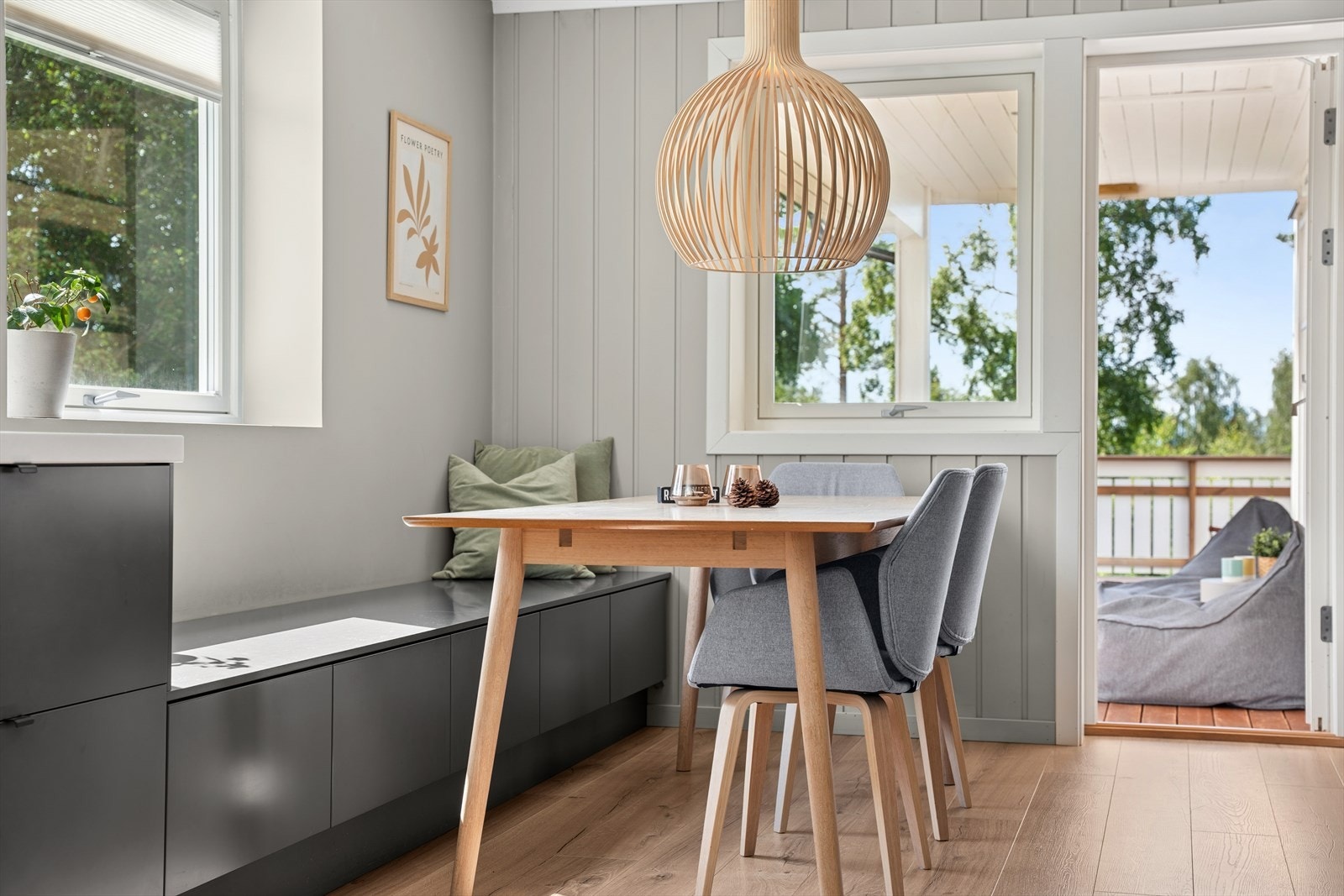 Spiseplass med utgang til verandaen i første etasje. Galleribilde