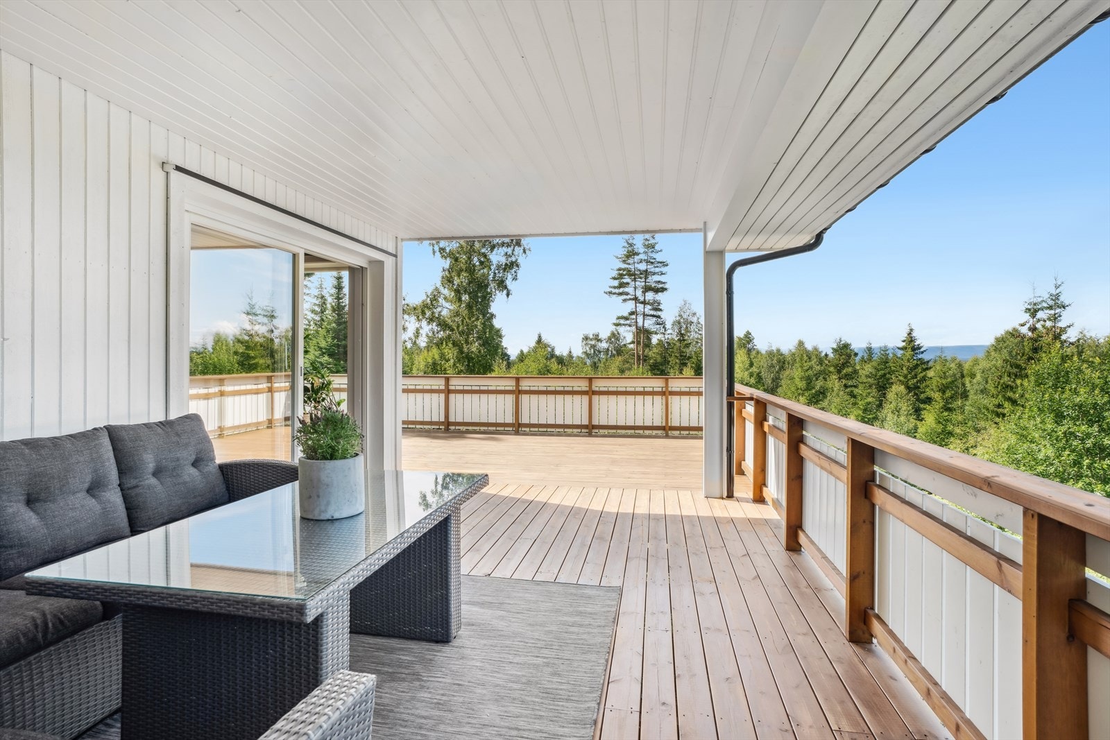 Verandaen strekker seg langs tre sider av boligen. Galleribilde