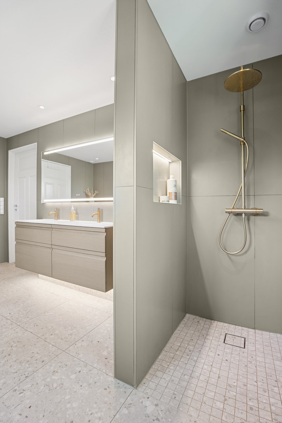 Dusj i nisje. Galleribilde