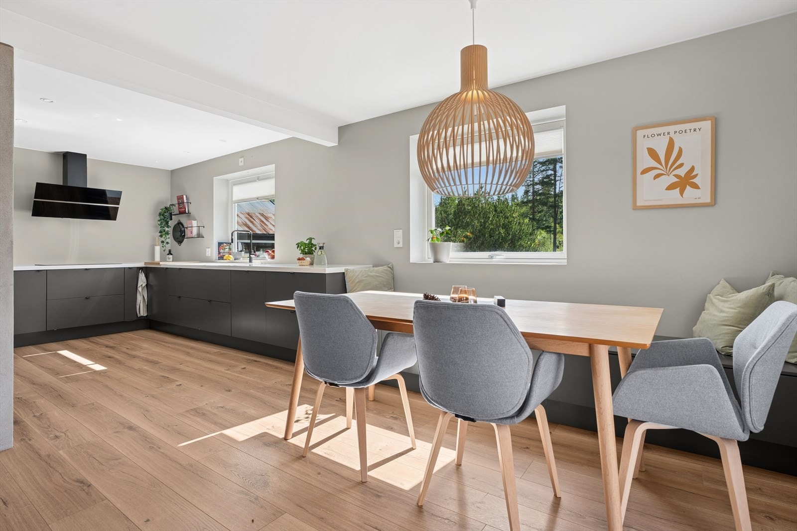 Spiseplass mot kjøkken i boligens første etasje. Galleribilde