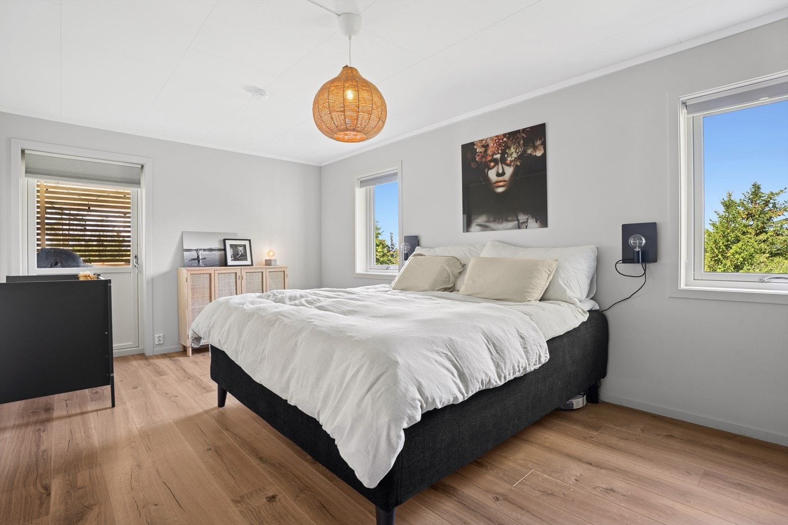 Til sammen har boligen også 3 soverom, hvorav ett beliggende i boligens første etasje og to i andre etasje. Rommet i første etasje har også direkte utgang til verandaen. Galleribilde