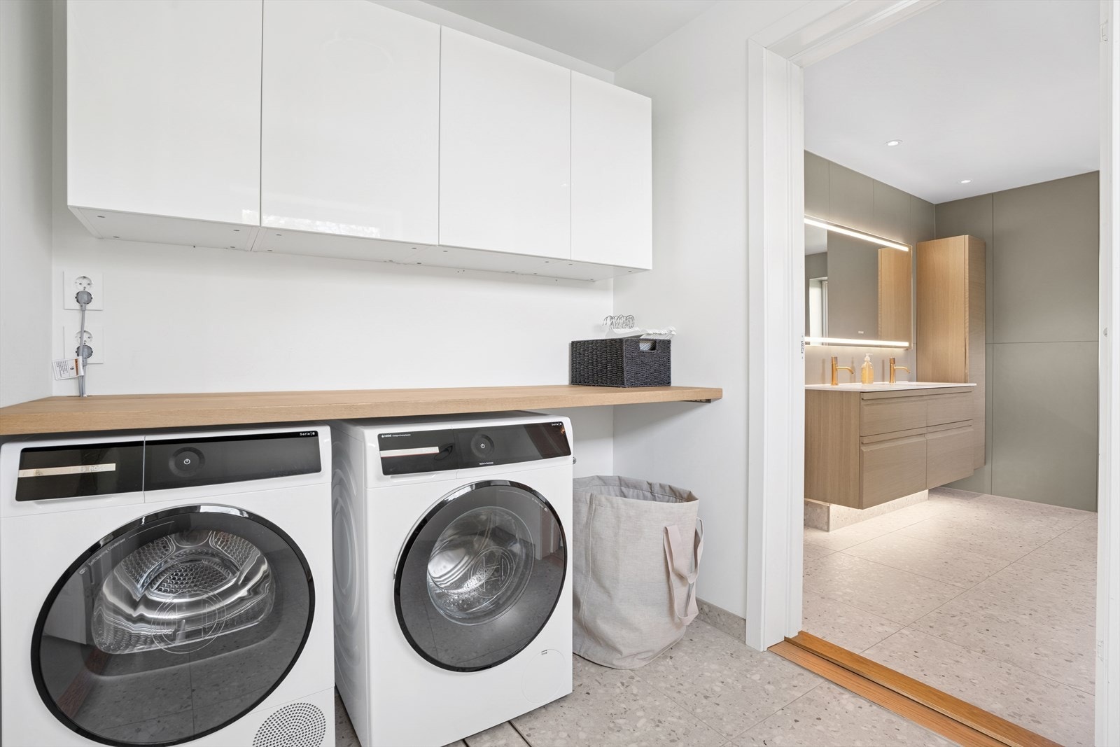 Det er videre tilgang til boligens vaskerom fra badet i første etasje. Galleribilde