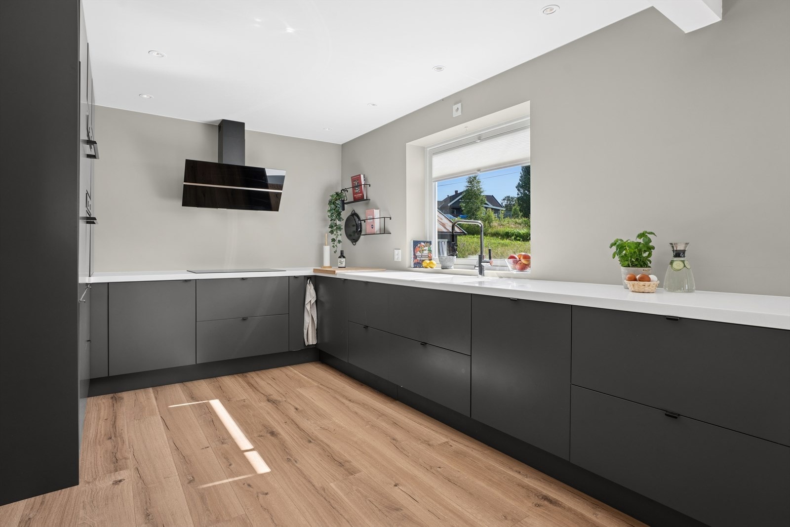 Godt utbygd med både skap, skuffer og arbeidsflater for både store og små kokker. Galleribilde