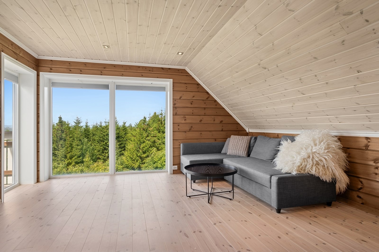 Enten det er for husets ungdom eller når du selv ønsker et rolig avbrekk fra aktivitetene i første etasje, er stuen i andre etasje et perfekt tilfluktssted. Galleribilde