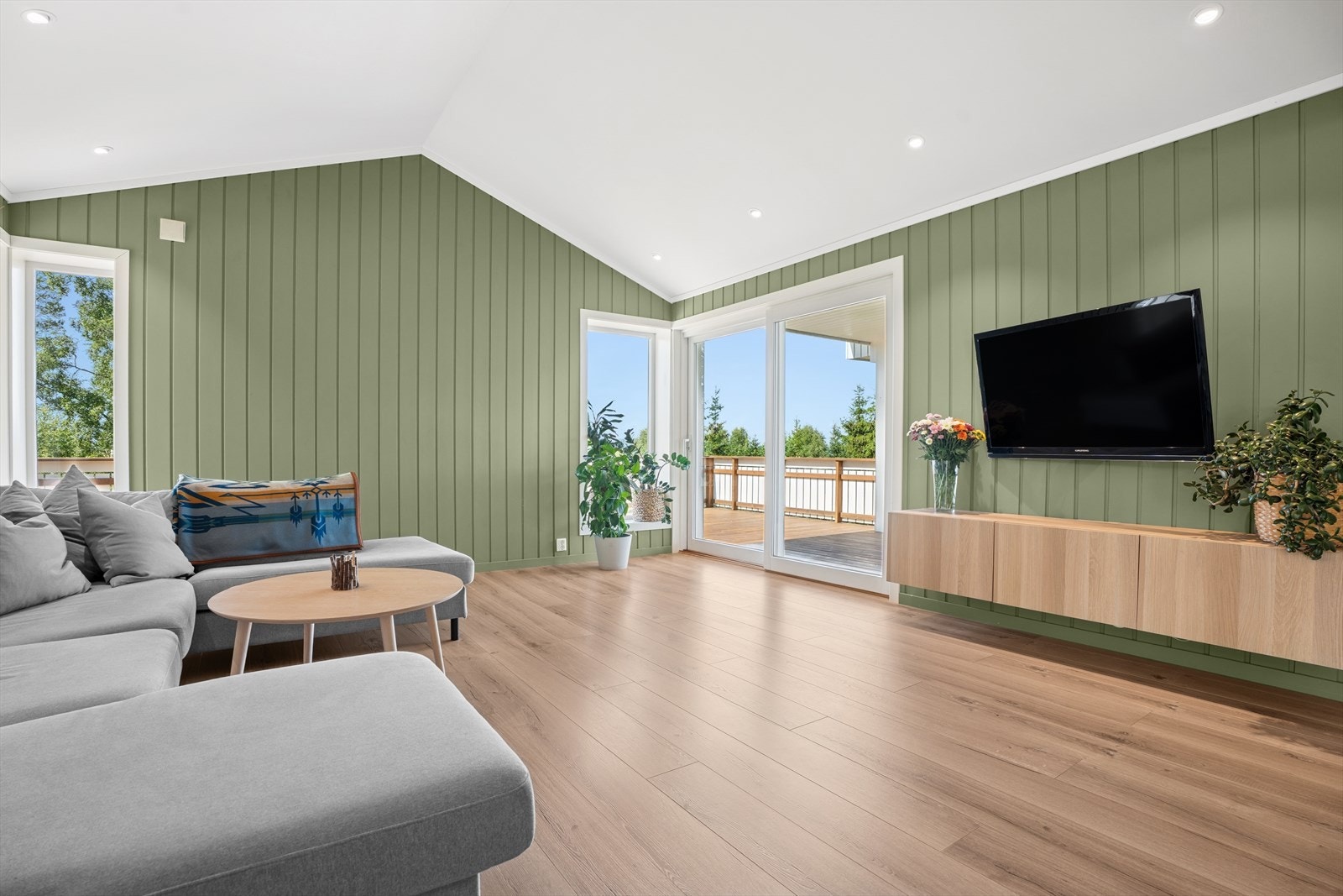 Direkte utgang til hyggelig veranda hvor både du og familien kan tilbringe varme sommerdager. Galleribilde