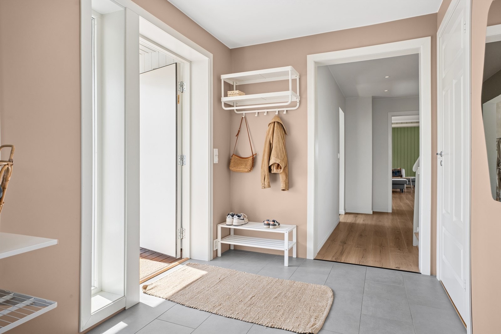 Romslig entré med godt av plass til oppbevaringsløsninger for både sko og yttertøy i rommet. Galleribilde