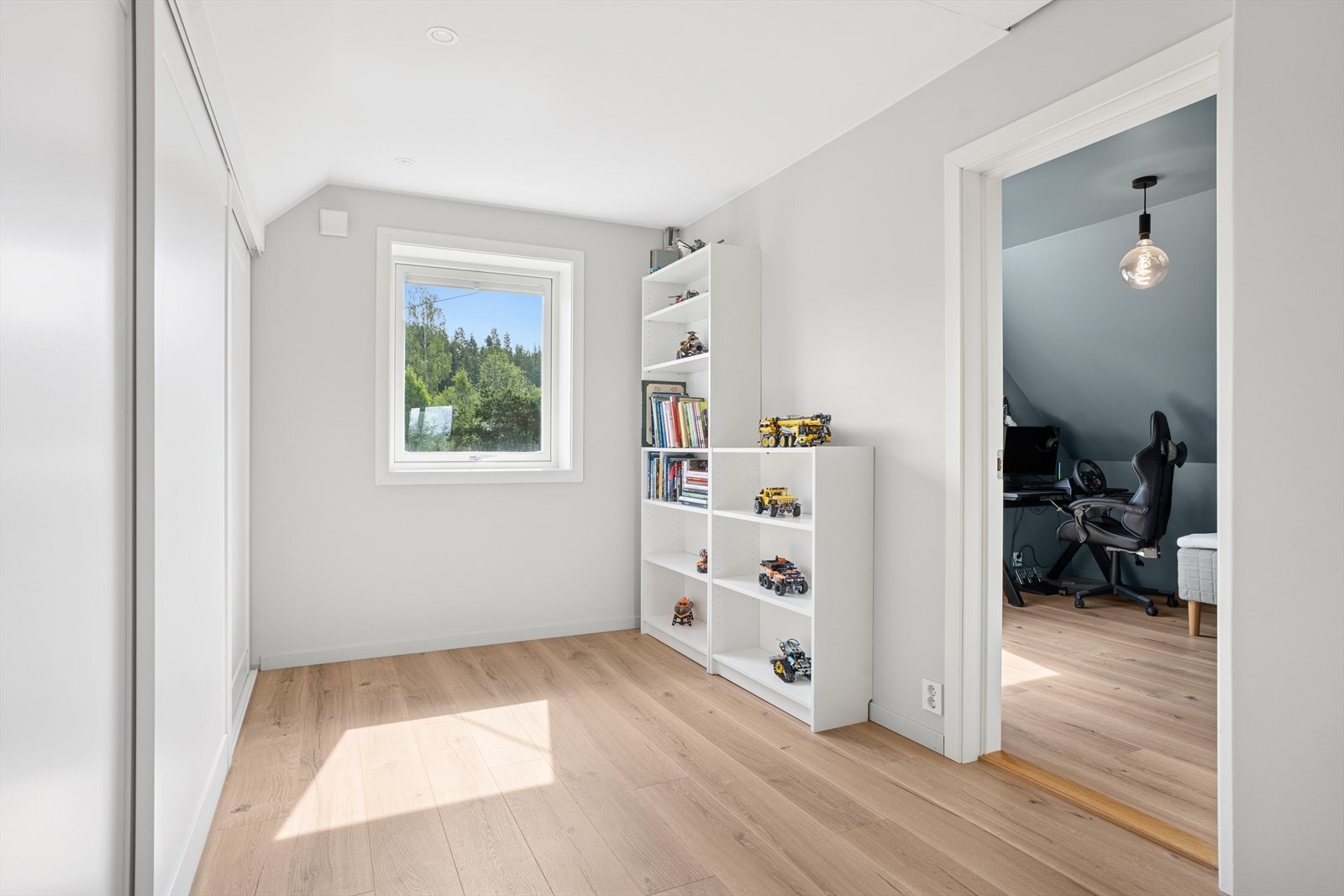 Gang med skyvedørsgarderobe og tilgang til boligens øvrige soverom i 2. etasje. Galleribilde