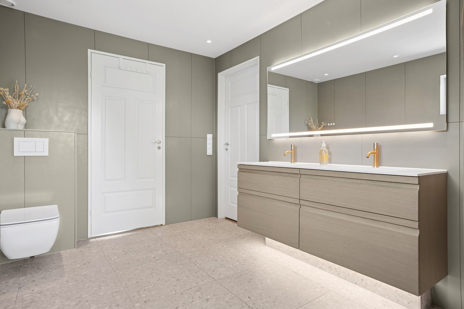 Hjemmet byr også på 2 delikate bad, hvorav ett i første etasje og ett i kjeller. Galleribilde