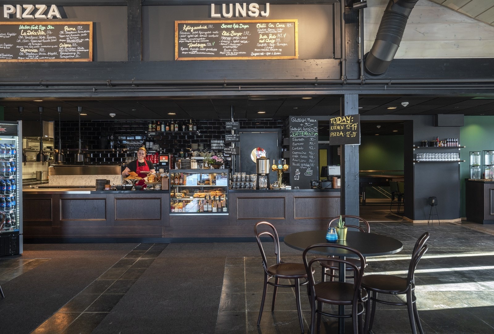 Skeikampen byr på et hyggelig servicetilbud med blant annet restauranter, kaféer og dagligvarebutikk. Galleribilde