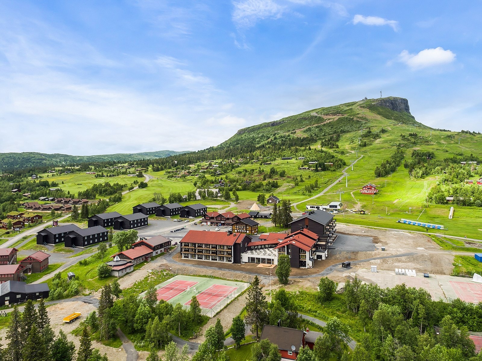 Fjellene rundt Skeikampen er også et populært turområde. Her veksler naturen mellom snaufjell og frodig høyfjellsterreng. Galleribilde