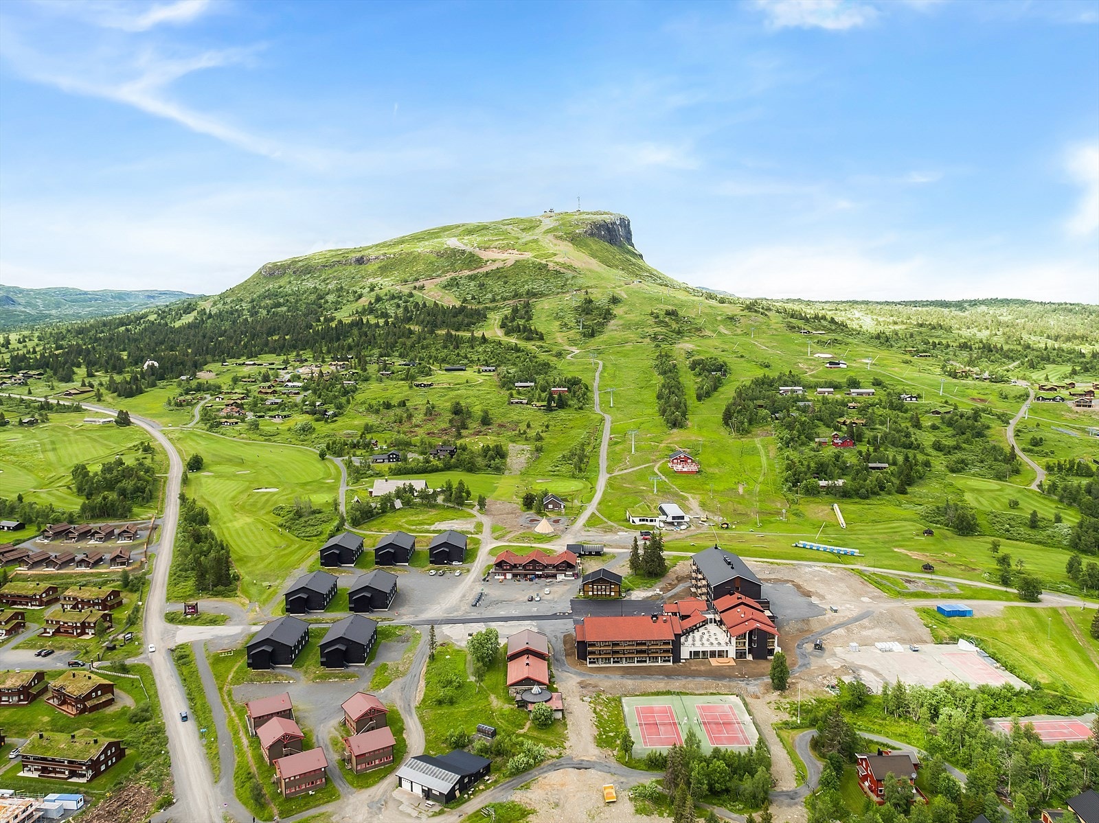 Leiligheten har en svært sentral beliggenhet på Skeikampen, med kort gangavstand til alpinbakker, langrennsløyper, golfbane og serveringssteder. Galleribilde
