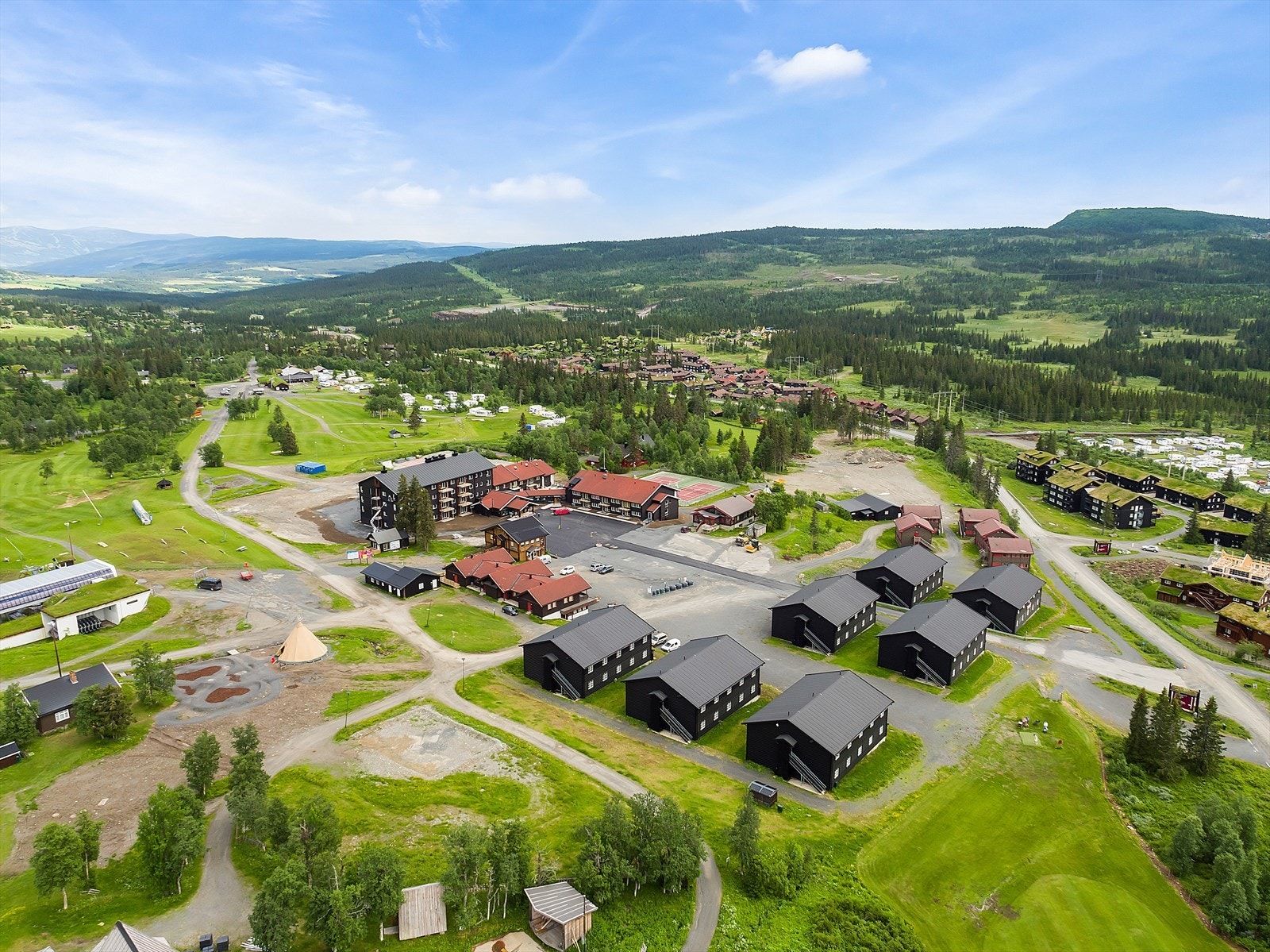 Når snøen smelter, åpner Skeikampen opp for et bredt spekter av friluftsaktiviteter. Området er kjent for sitt flotte nettverk av sykkelstier, seterveier og fjellveier. Galleribilde