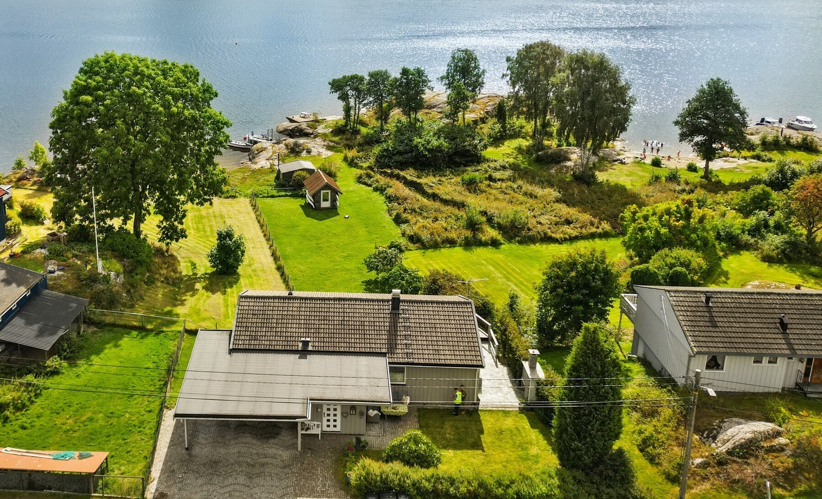 Drømmer du om hus og hytte i ett? Denne unike og eksklusive eneboligen ved sjøkanten kan nå bli din! Galleribilde