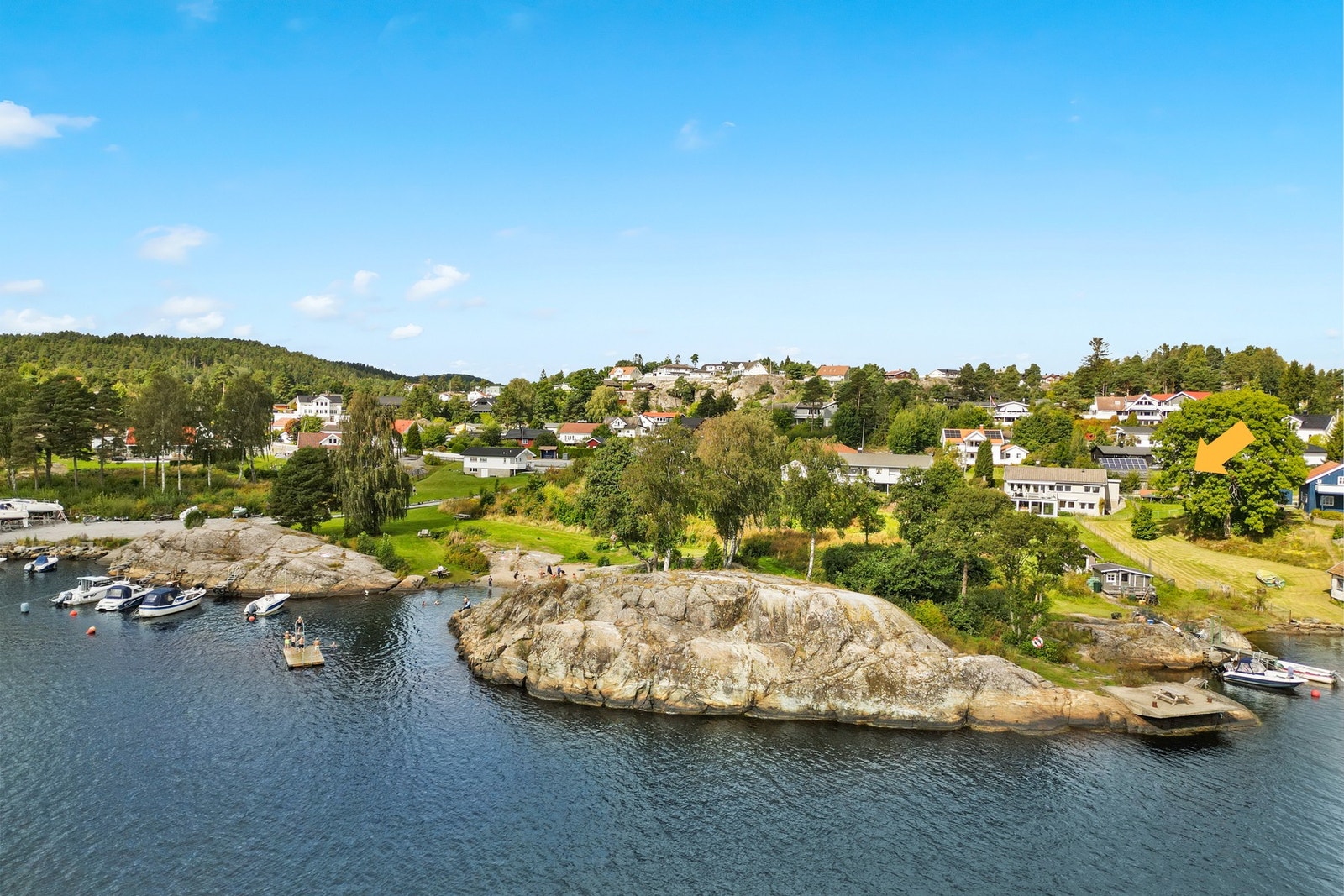 For den båt- og sjøglade er veien kort til fjorden via det tilgrensende friområdet. Kort båttur ut til Hvalerøyene. Galleribilde
