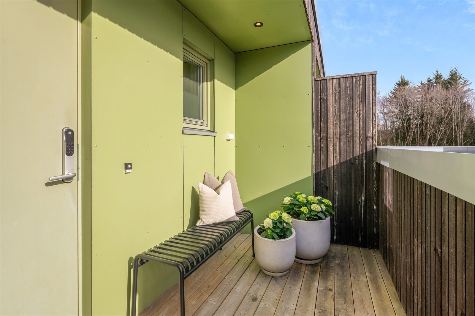 Det innbydende inngangspartiet er delt i to soner og tilbyr flere hyggelige sittemuligheter. Galleribilde