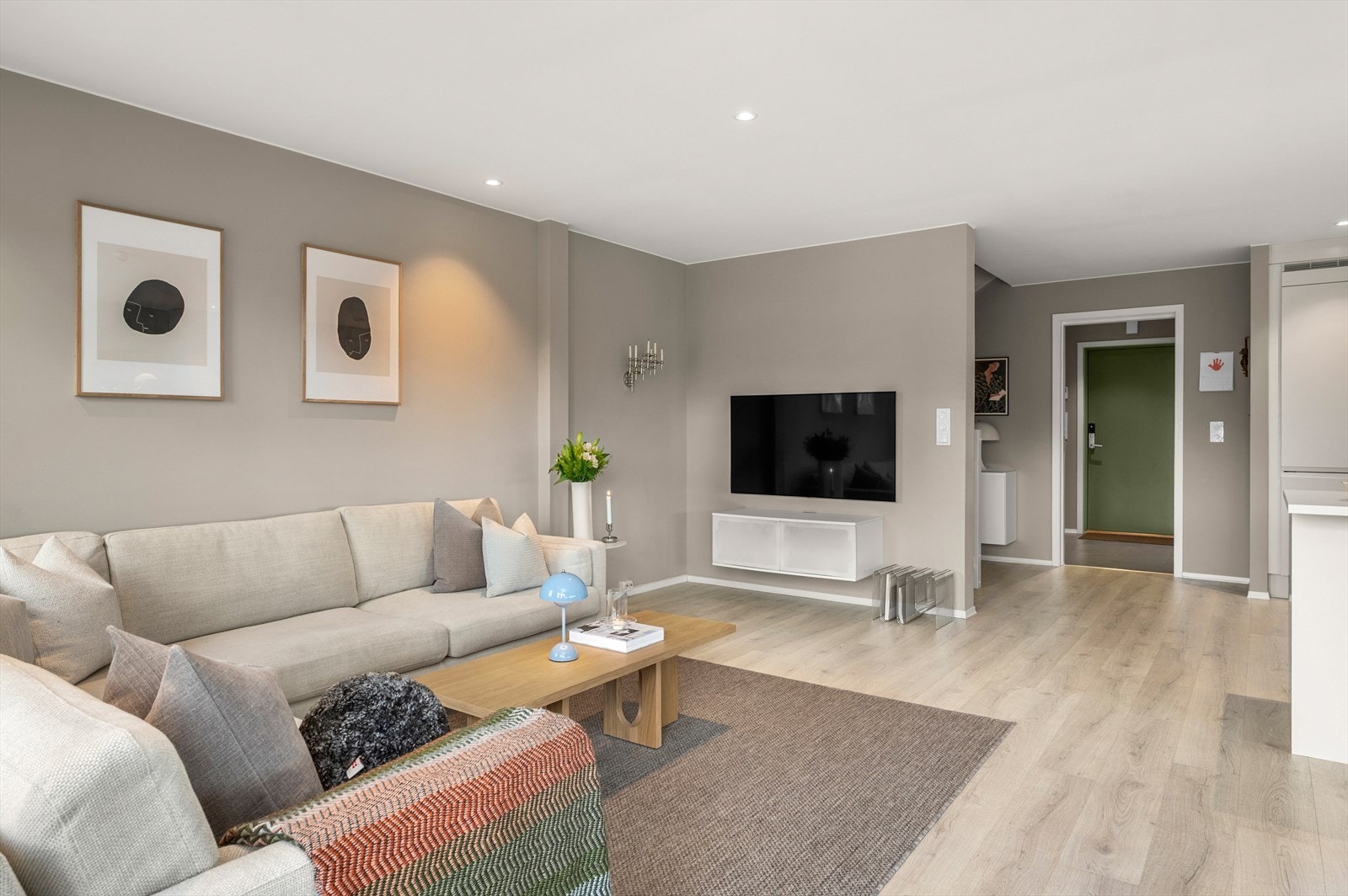 Stuen har god takhøyde, noe som gir en lun og behagelig romfølelse. Himlingen er utstyrt med moderne downlights. Galleribilde