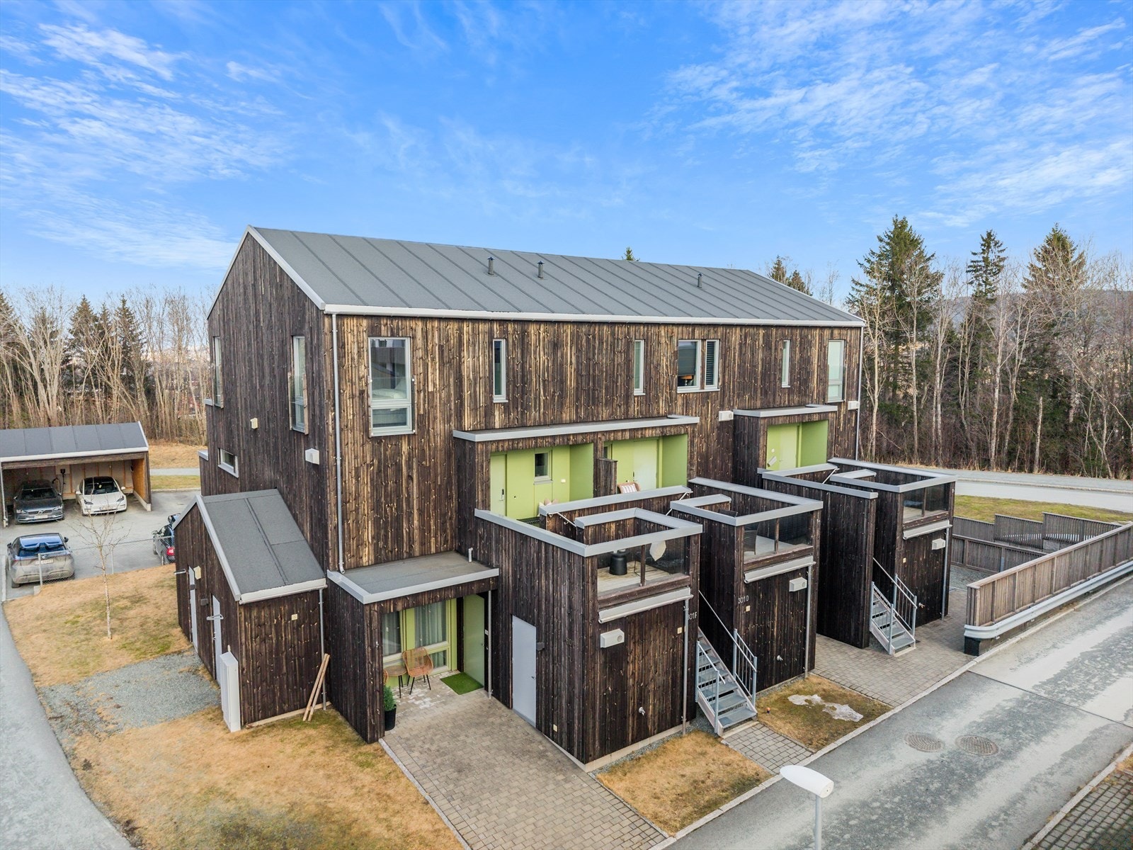 Her bor man barnevennlig og skjermet til i et tun uten gjennomgangstrafikk. Galleribilde