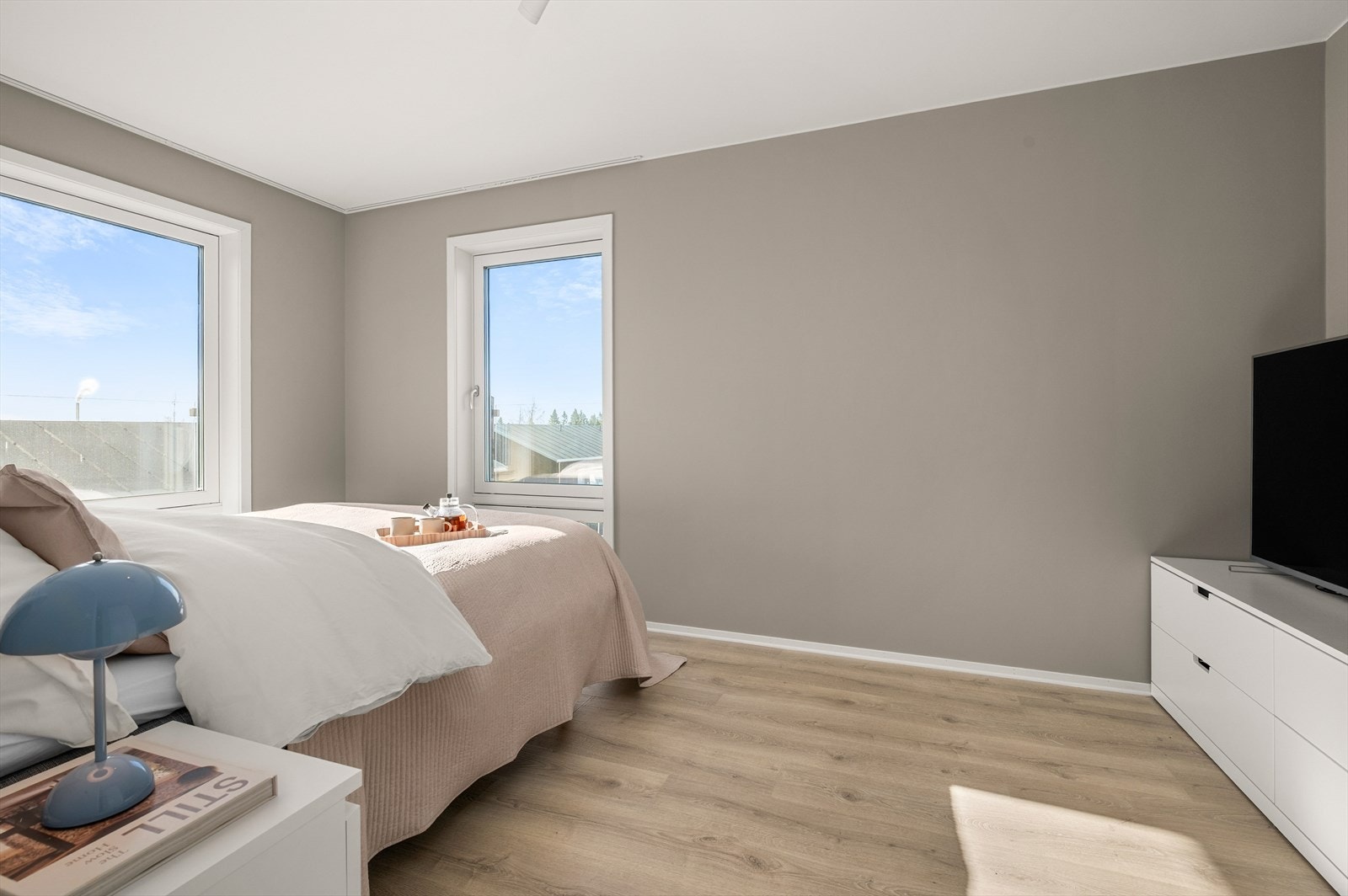 Her finnes det mange muligheter for møblering. Rommet har god plass til seng, nattbord og fleksible garderobeløsninger. Galleribilde