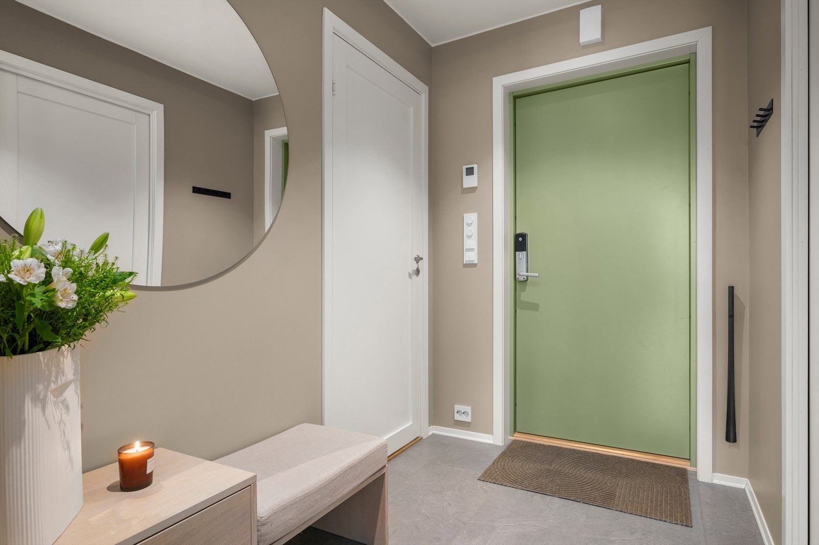 Entréen fremstår åpen og lys, med et stilrent uttrykk. Galleribilde