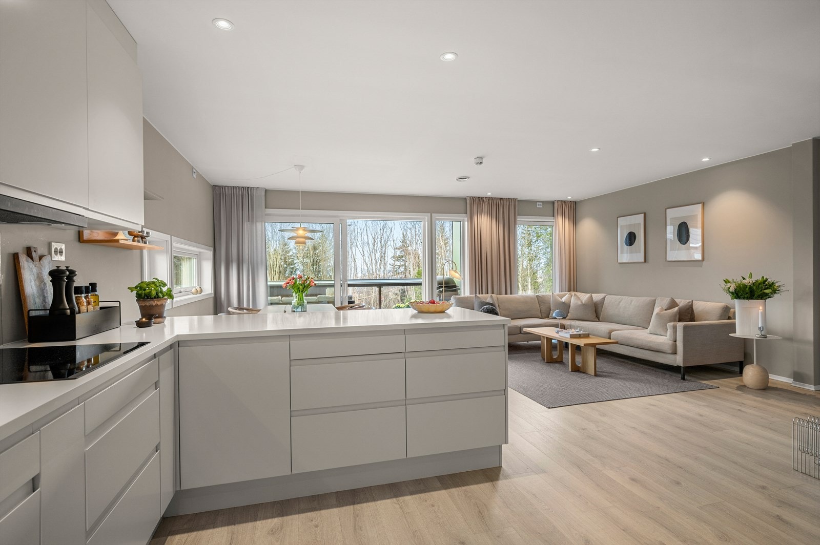 Den åpne løsningen mellom kjøkken og stue gir fleksible og gode møbleringsmuligheter. Galleribilde