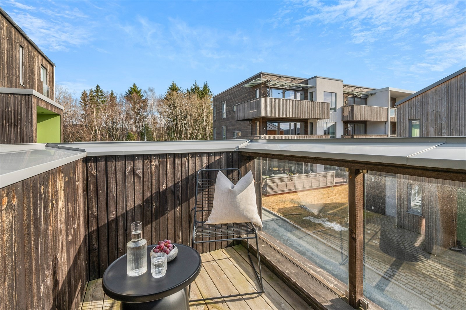 Boligen har en meget fin beliggenhet i et etablert boligområde på Tiller. Galleribilde