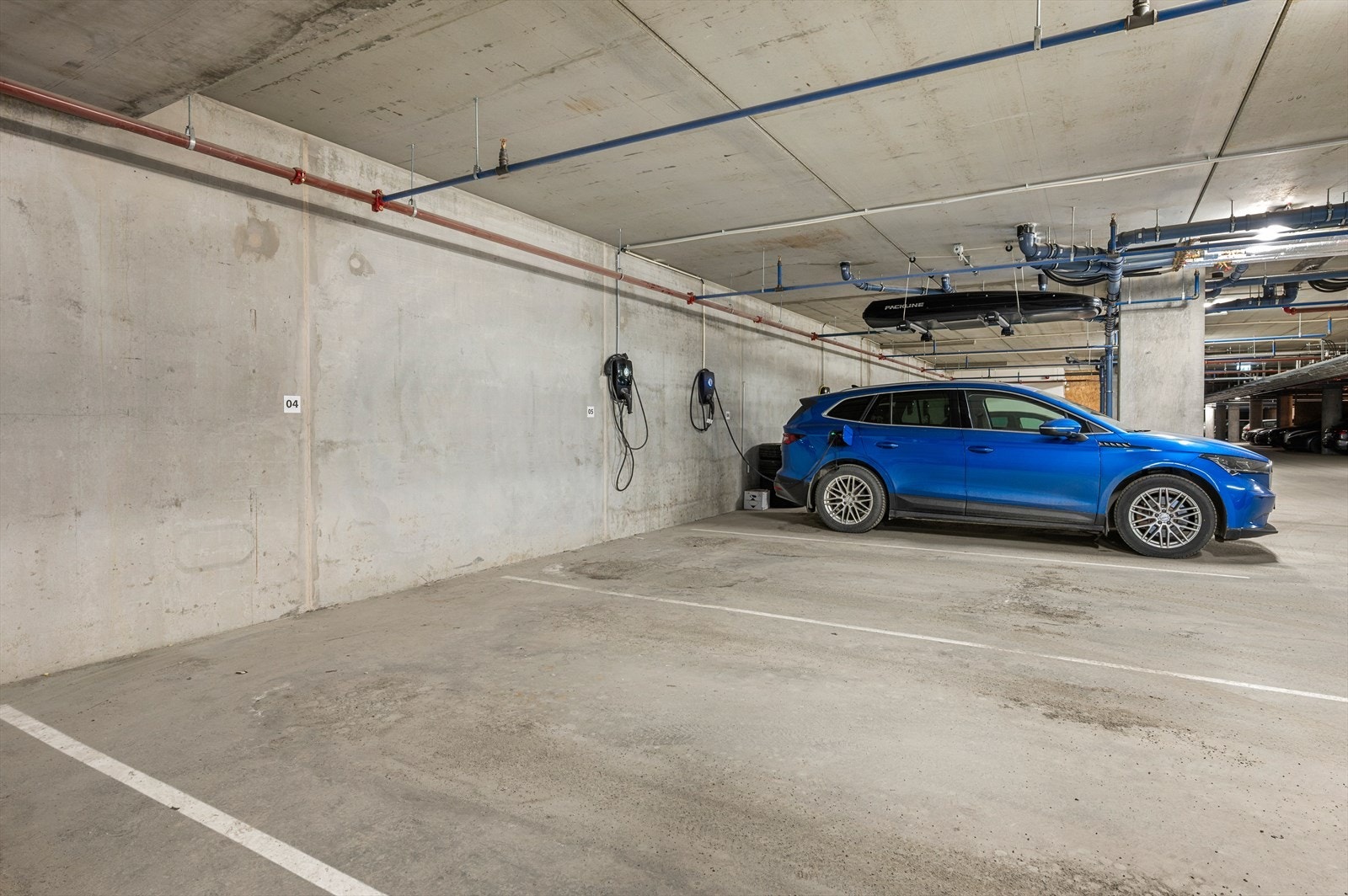 Leiligheten disponerer bruksrett til en parkeringsplass i p-kjelleren. Her er det mulig å etablere elbil-lader. Galleribilde