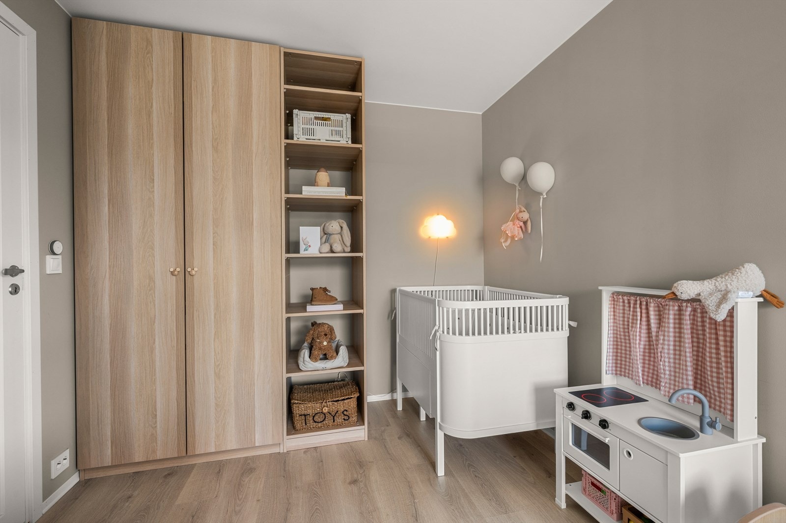 Her har man god plass til ønsket møblement, og rommet kan enkelt tilpasses ulike behov. Galleribilde