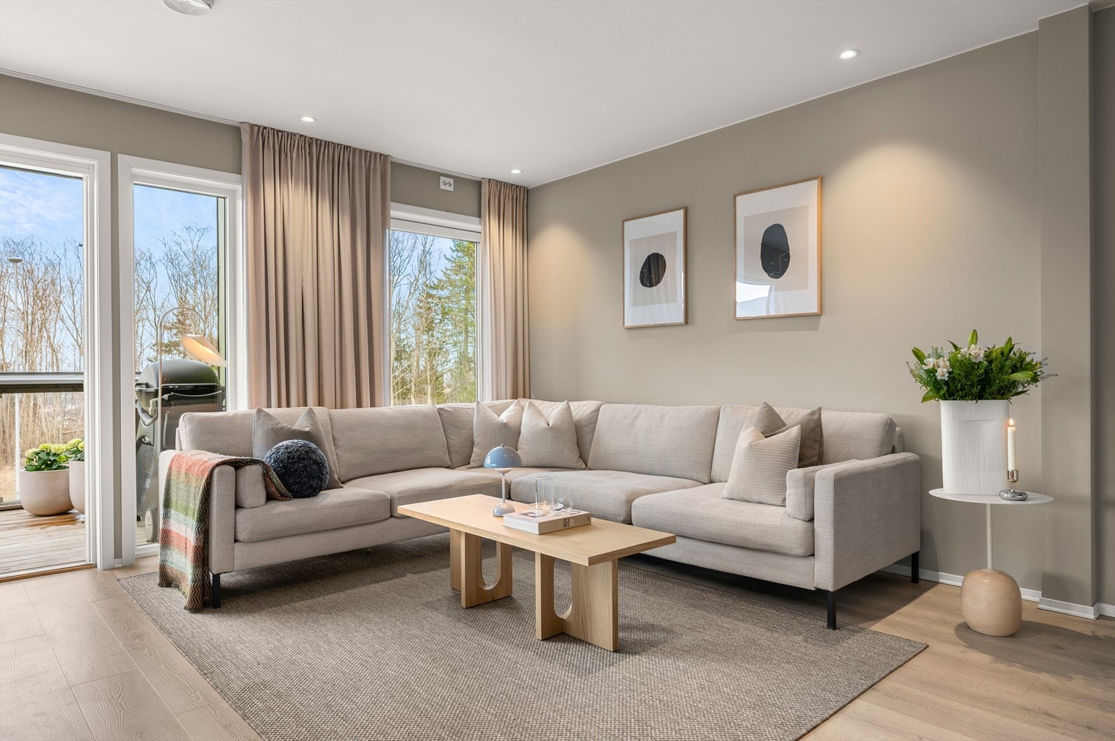 Leiligheten har en romslig og lys stue med gjennomtenkt planløsning på 43,5 m². Galleribilde