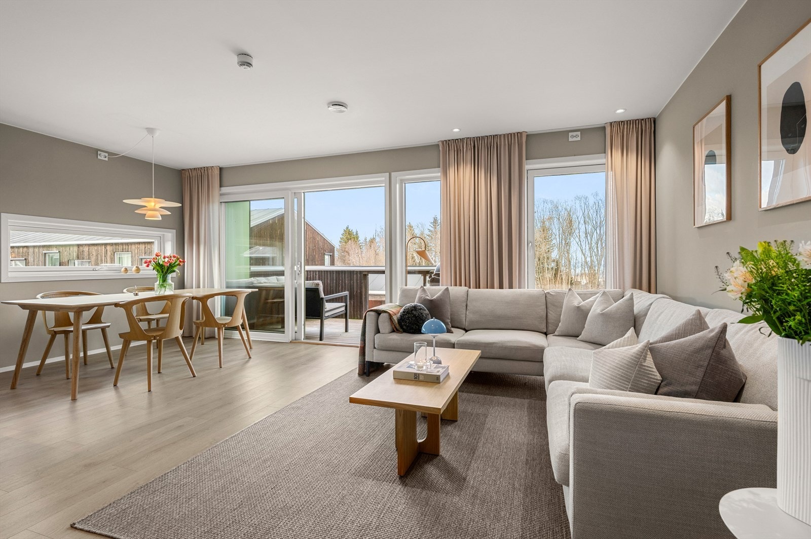 Med endebeliggenhet og generøse vindusflater får man rikelig med naturlig lysinnslipp, og fra stuen har du direkte utgang til boligens balkong. Galleribilde