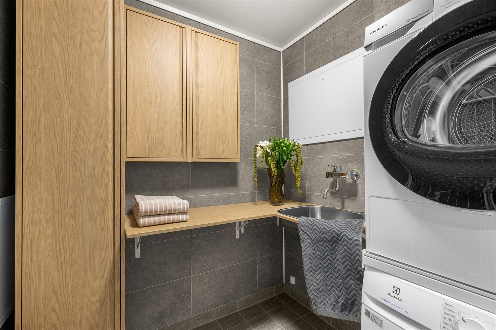 Her får man også et lekkert vaskerom med god skapplass, utslagsvask og opplegg for vaskemaskin. Galleribilde