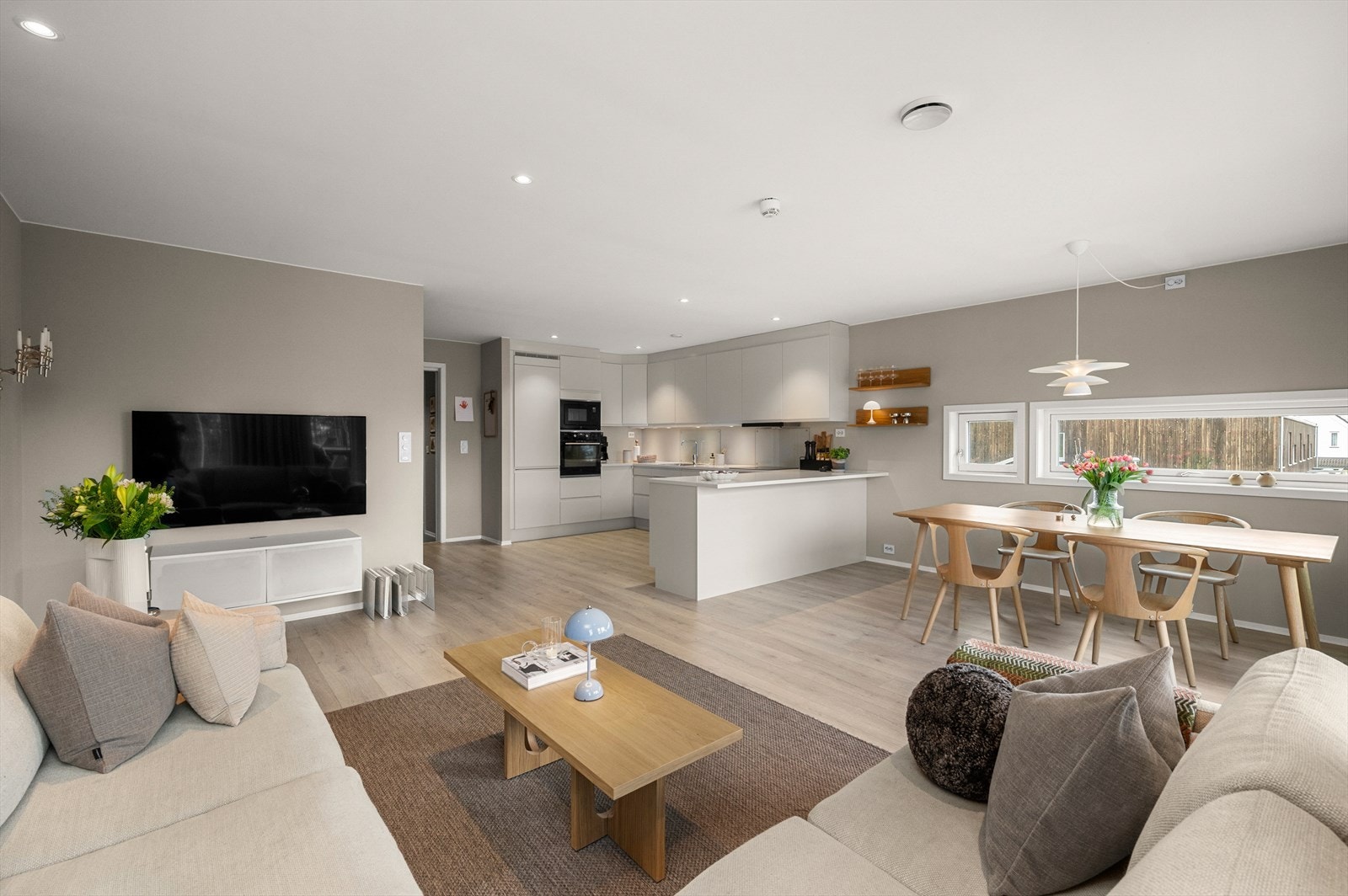 Velkommen til Tonstadbrinken 301F - En tiltalende og innholdsrik 4-roms leilighet over to plan, plassert i et stille og behagelig nabolag. Foto: Harald Wanvik. Galleribilde