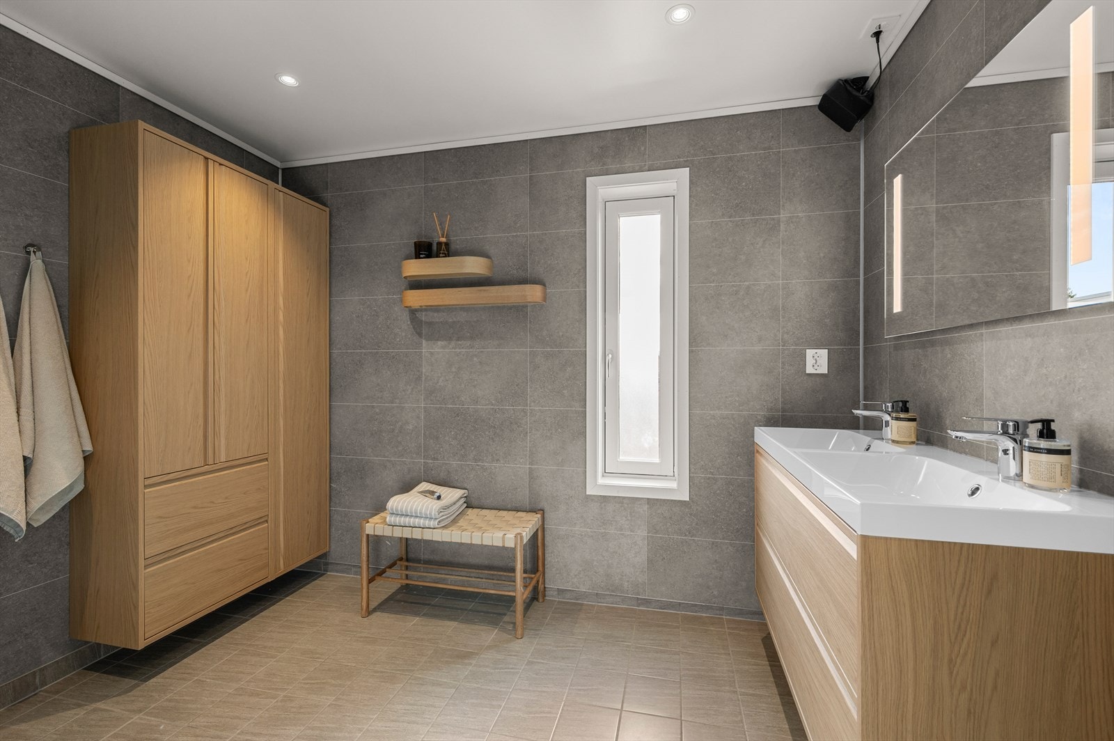 Delikat bad på hele 7 m² med moderne baderomsinnredning montert i 2025 med rikelig oppbevaringsplass. Galleribilde