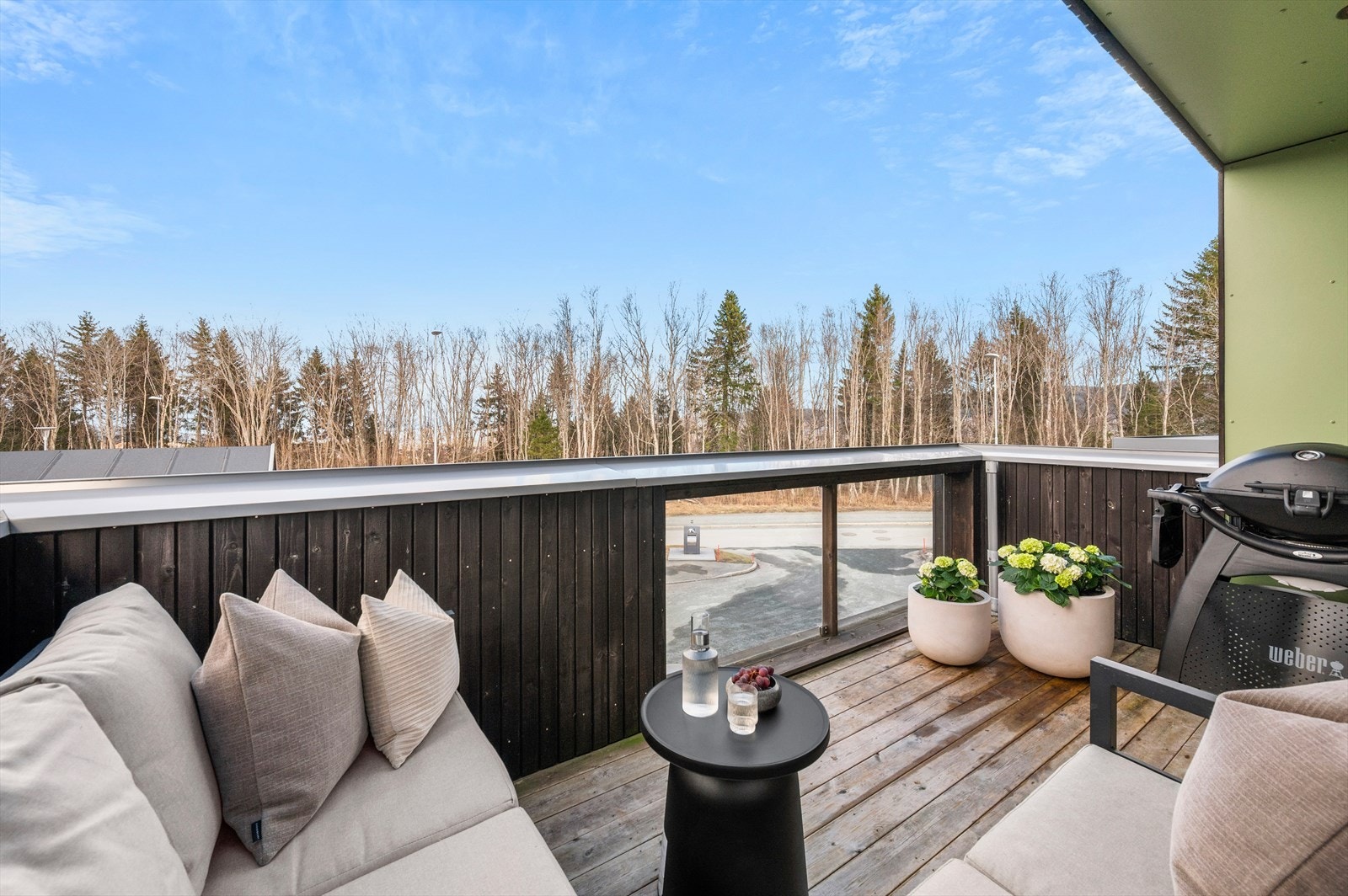 Den 8,5 m² store balkongen er vendt mot nord og gir rom for en hyggelig sittegruppe. Galleribilde