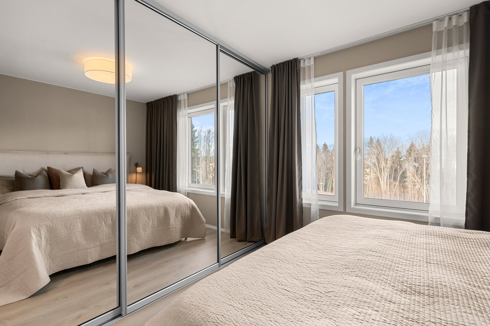 Rommet har god plass til ønsket møblement, og den etablerte skyvedørsgarderobe gir rikelige lagringsmuligheter for klær og diverse Galleribilde