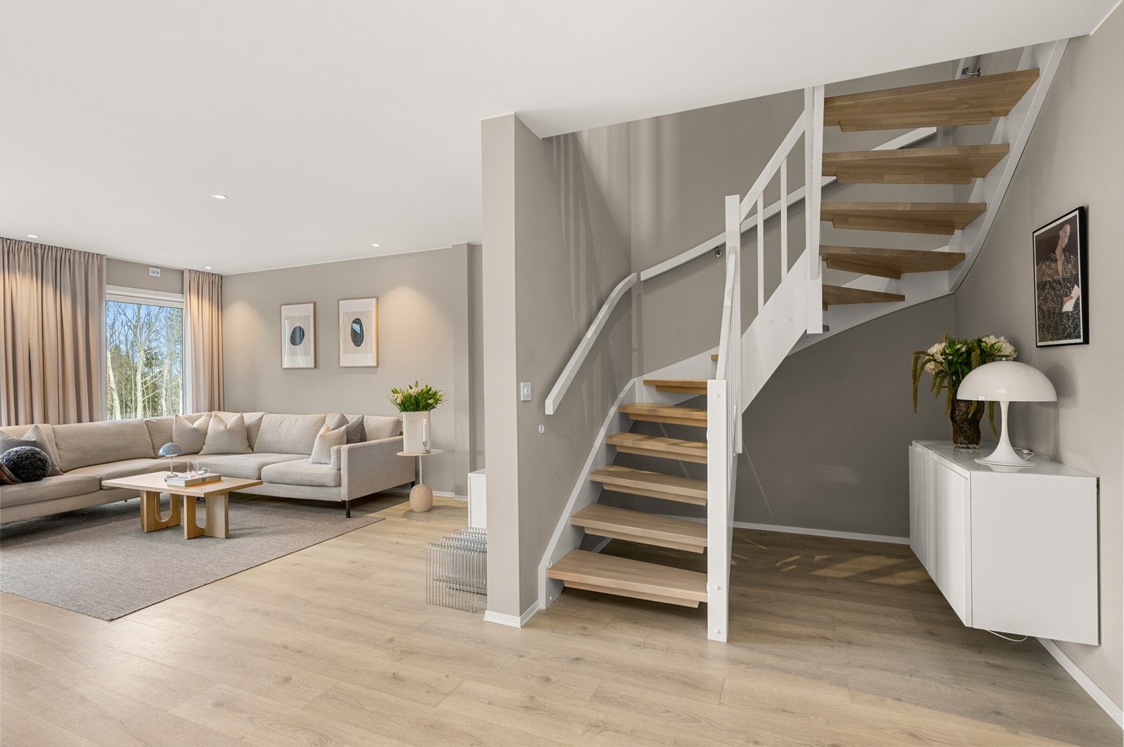 Fra den åpne stue-/kjøkkenløsningen tar vi oss opp til 3. etasje, hvor vi finner boligens tre soverom, et vaskerom og hovedbadet av god størrelse. Galleribilde