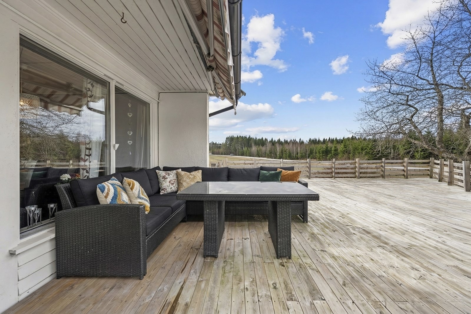 Stor, solrik terrasse Galleribilde