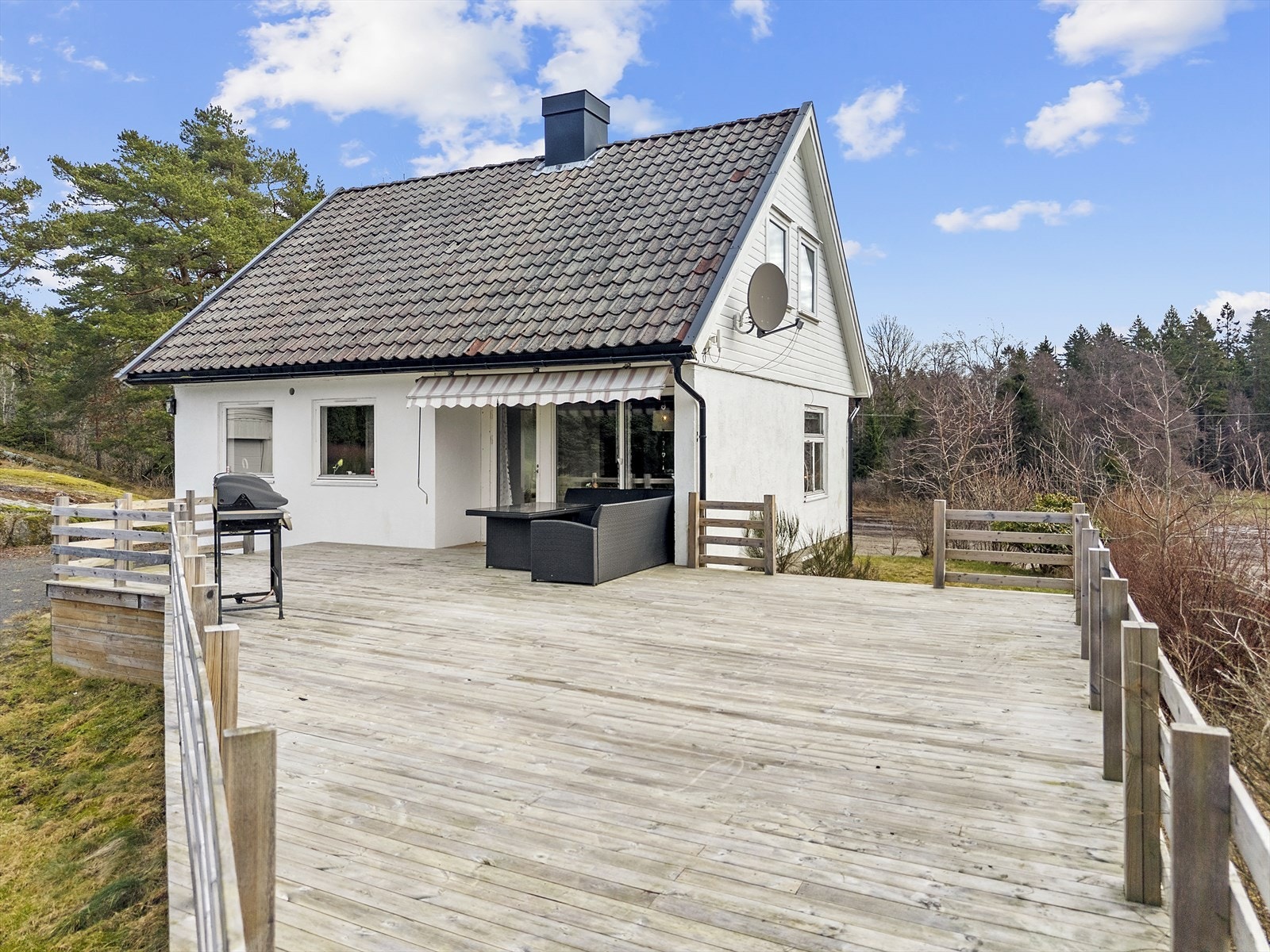 Stor, solrik terrasse Galleribilde