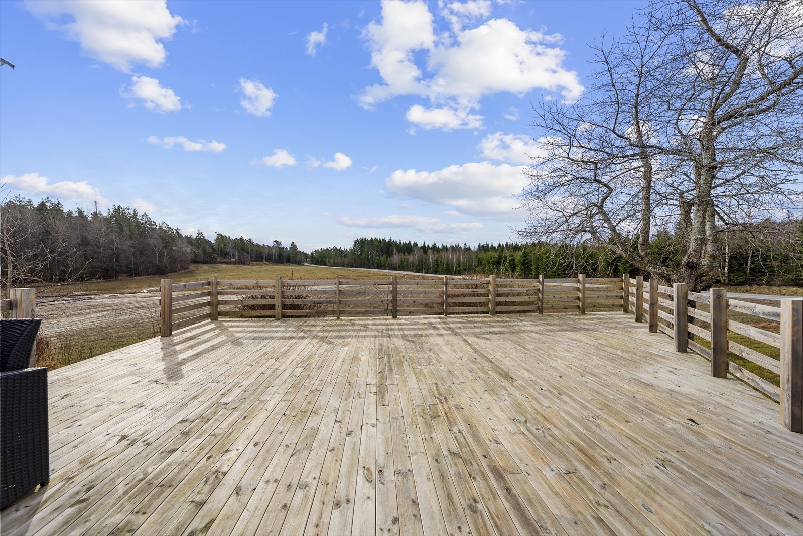 Stor, solrik terrasse Galleribilde