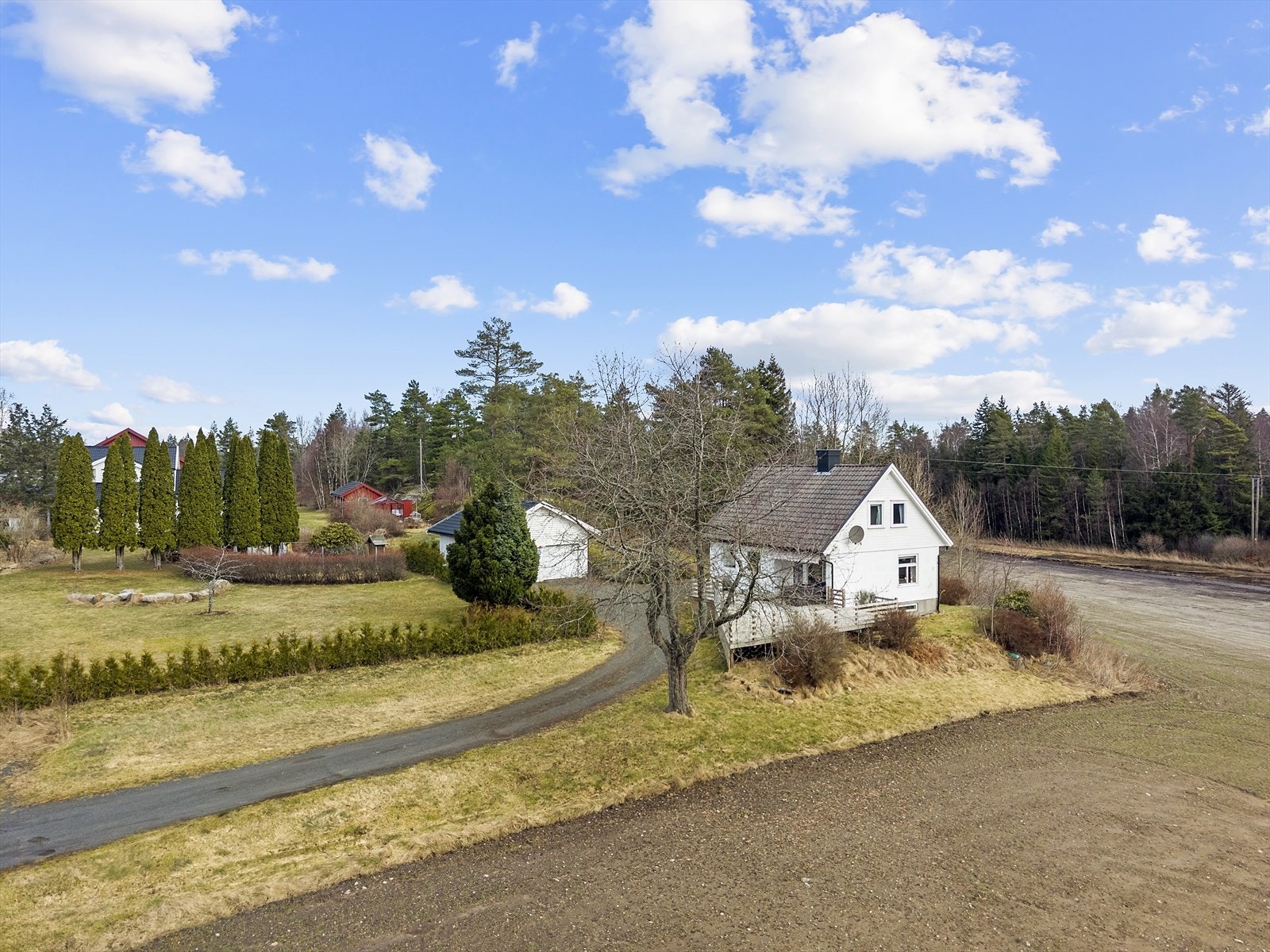 Velkommen til Håkestadveien 114 - landlig beliggende enebolig i Tjølling med stor dobbel garasje. Stor tomt og gode solforhold. Galleribilde