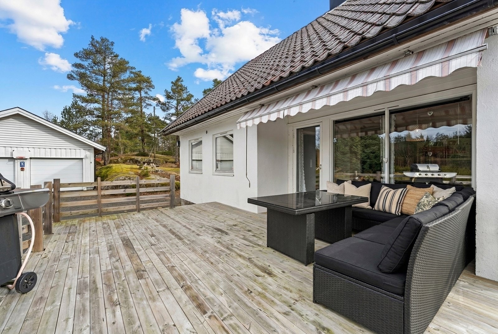 Stor, solrik terrasse Galleribilde