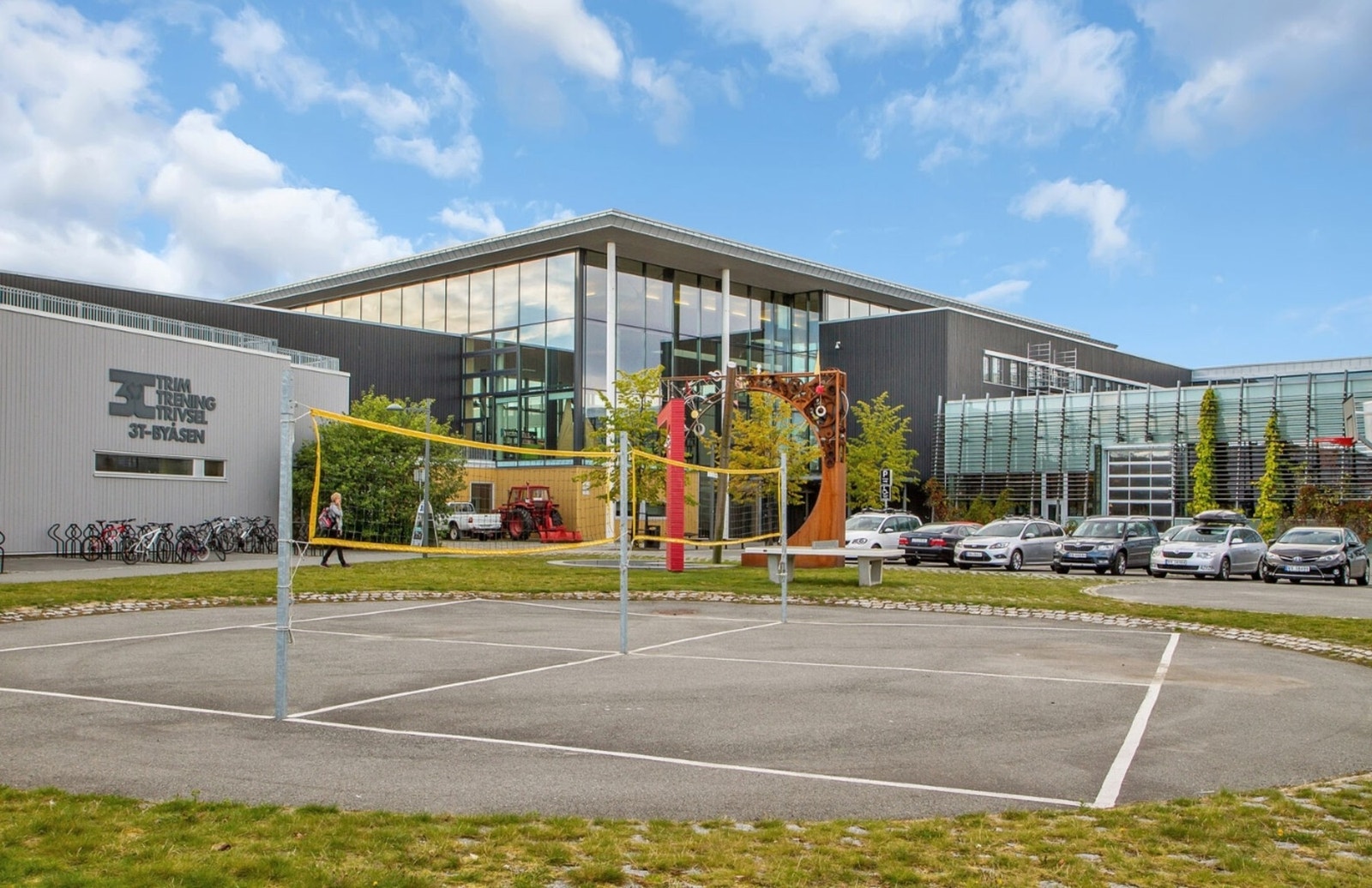 Byåsen VGS med både bibliotek og 3T treningssenter. Galleribilde