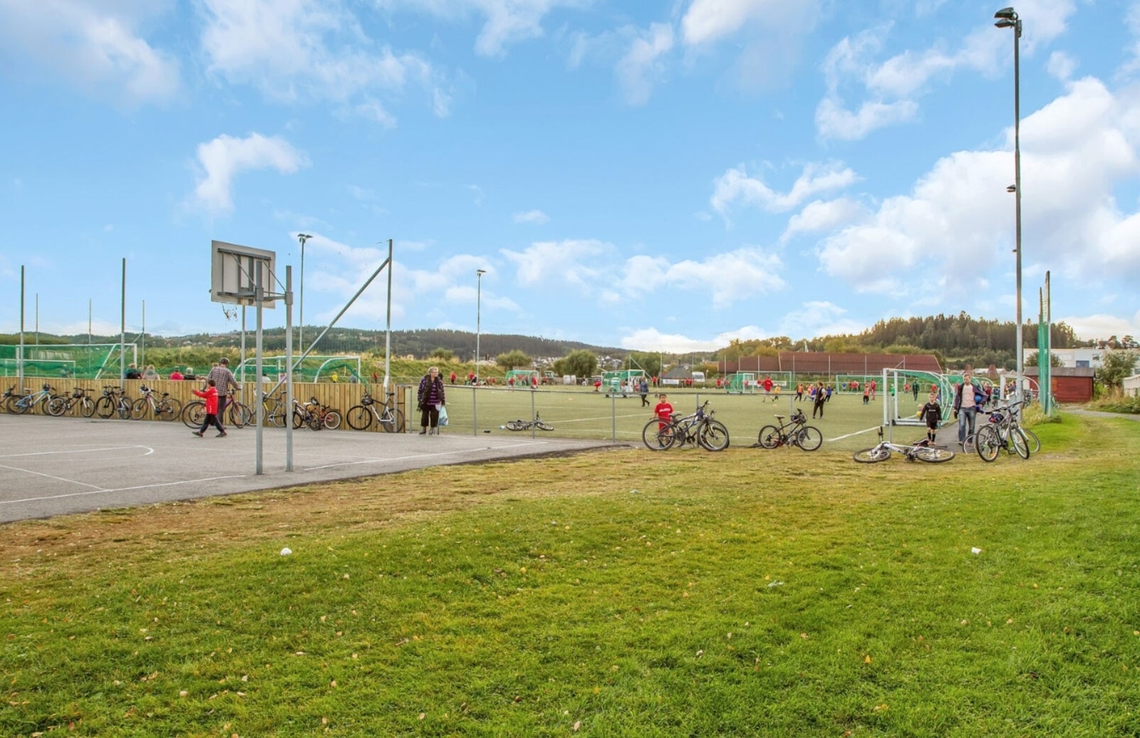 Sentral og barnevennlig beliggenhet på Hallset med kort skolevei til både Hallset barneskole, Selsbakk ungdomsskole og Byåsen VGS. Galleribilde