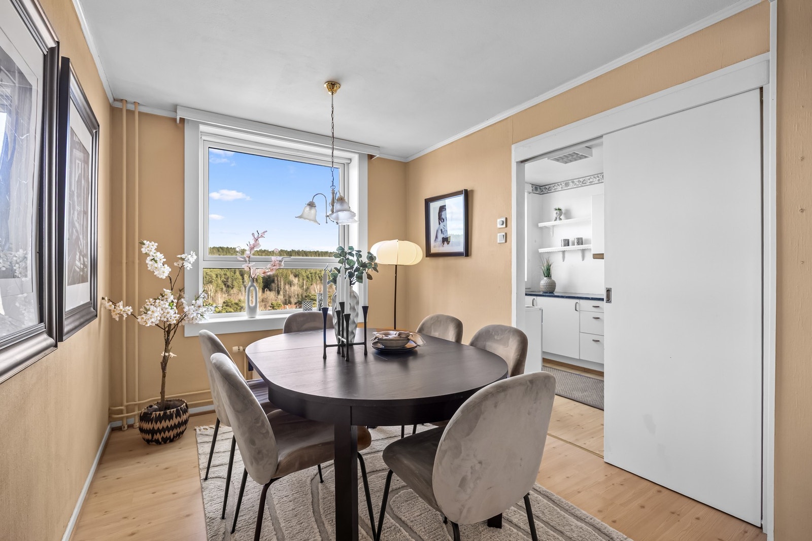 Det er god plass til spisebord Galleribilde