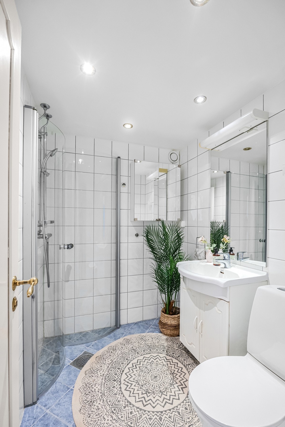usjhjørne har glassdører og termostatstyrt blandebatteri. Badet har et gulvstående toalett. Det er opplegg for vaskemaskin. Stikkontakt på vegg Galleribilde